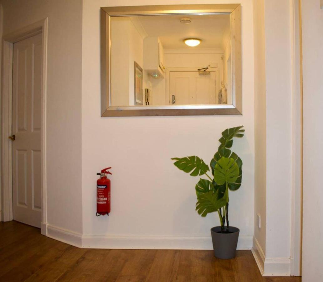 Bright And Modern With Pool And Rooftop Views Appartement Edinburgh